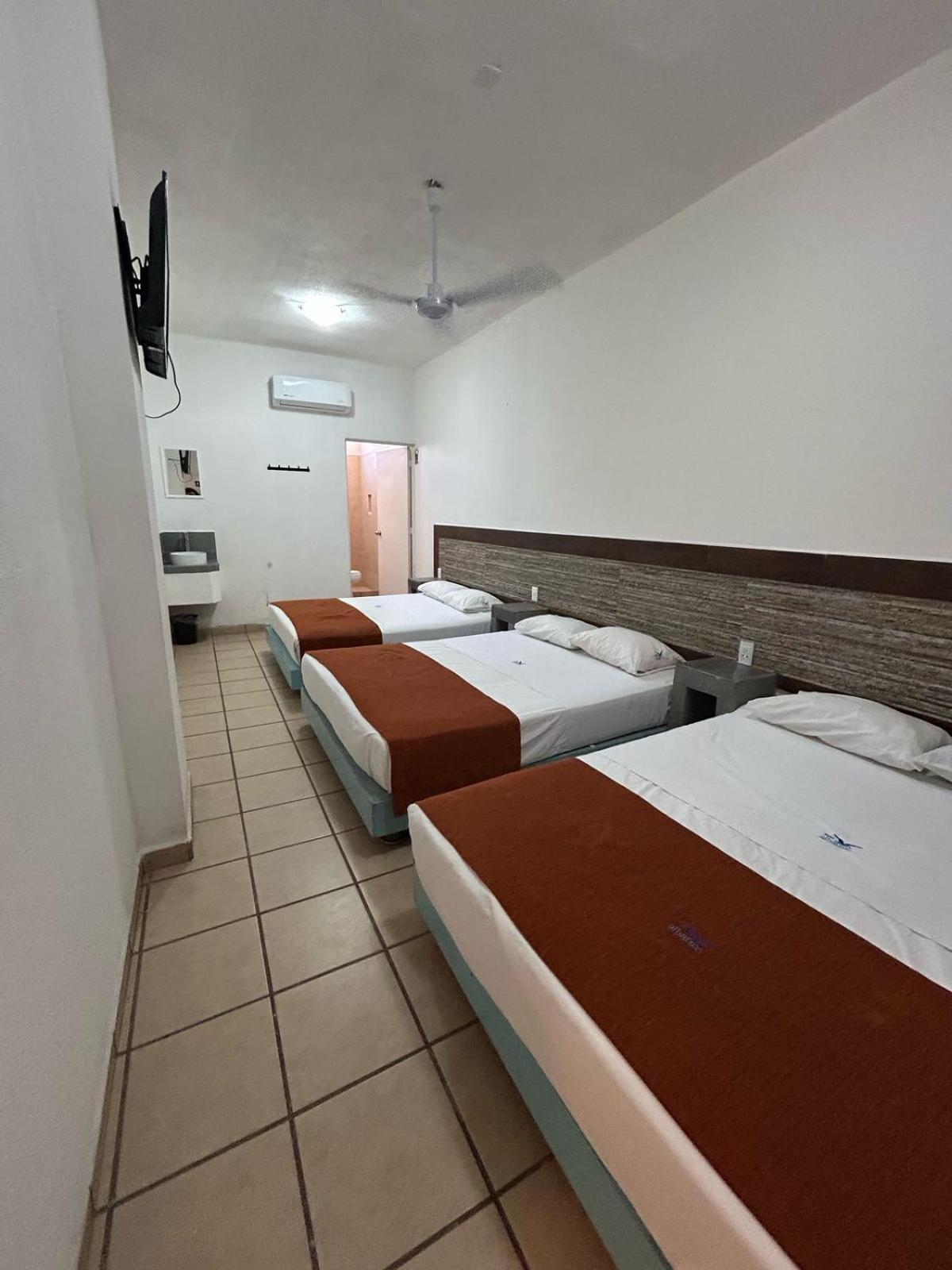 Hotel Albatros ペニータ・デ・ハルテンバ エクステリア 写真